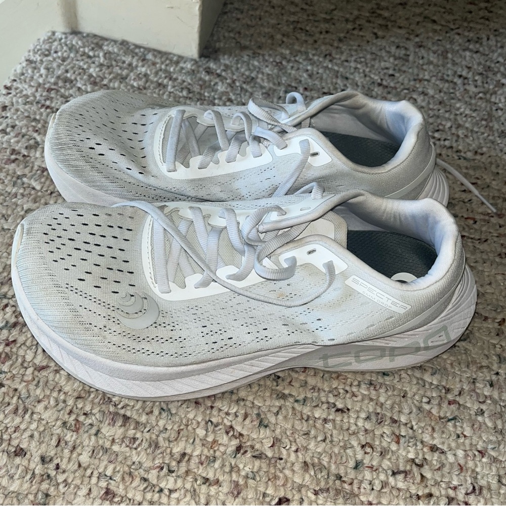 TOPO Specter running shoe